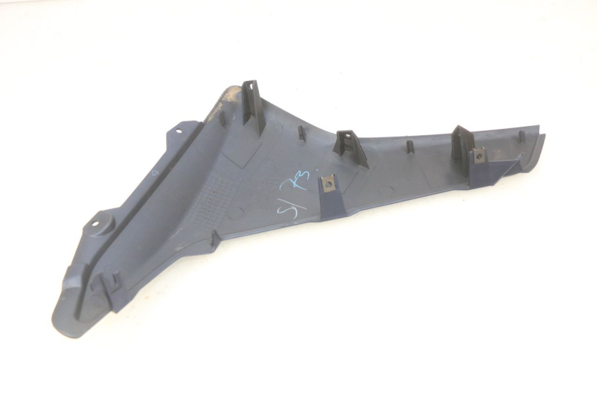 photo de PRAWA LISTWA BOCZNA YAMAHA N-MAX NMAX 125 (2017 - 2020) - Zoom stanu zużycia