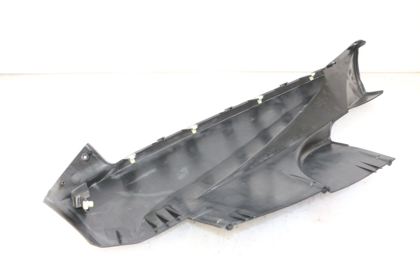 photo de PRAWA LISTWA BOCZNA PEUGEOT SATELIS 125 (2013 - 2018) - Szczegół części