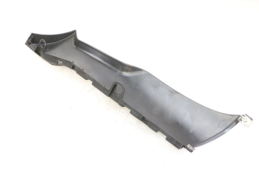 photo de PRAWA LISTWA BOCZNA PIAGGIO NRG POWER PUREJET 50 (2018 - 2021) - Zbliżenie techniczne