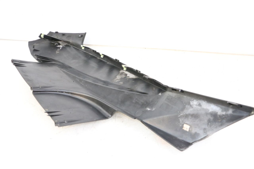 photo de PRAWA LISTWA BOCZNA PEUGEOT SATELIS 125 (2013 - 2018) - Zoom stanu zużycia