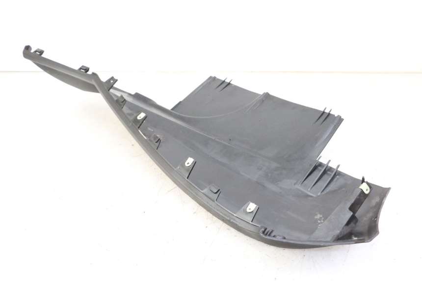 photo de PRAWA LISTWA BOCZNA PEUGEOT SATELIS 125 (2013 - 2018) - Zbliżenie techniczne