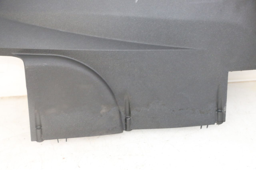 photo de PRAWA LISTWA BOCZNA PEUGEOT SATELIS 125 (2013 - 2018) - Zbliżenie komponentów