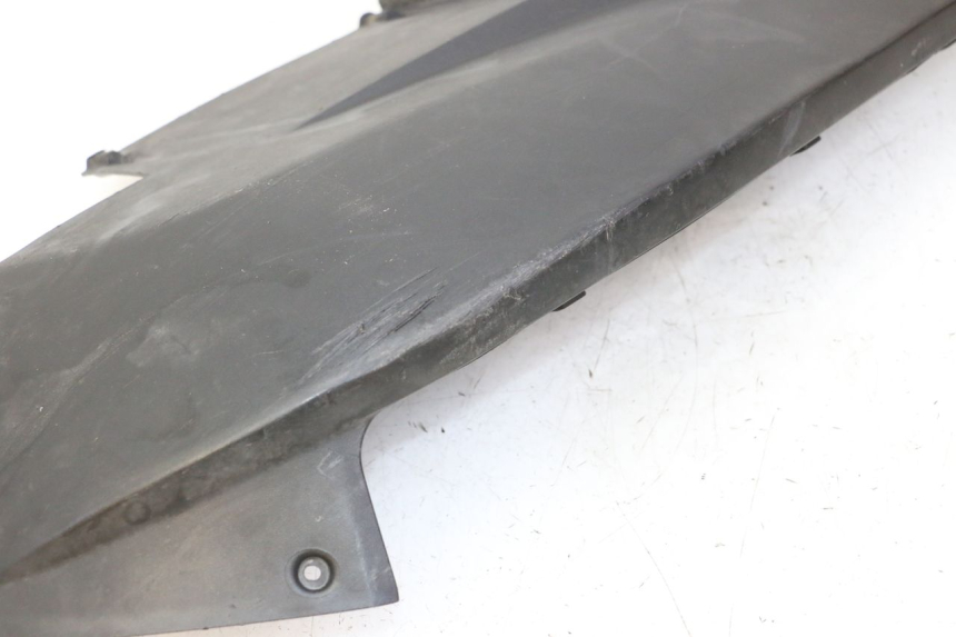 photo de PRAWA LISTWA PROGOWA PEUGEOT SATELIS 125 (2006 - 2009) - Zbliżenie techniczne