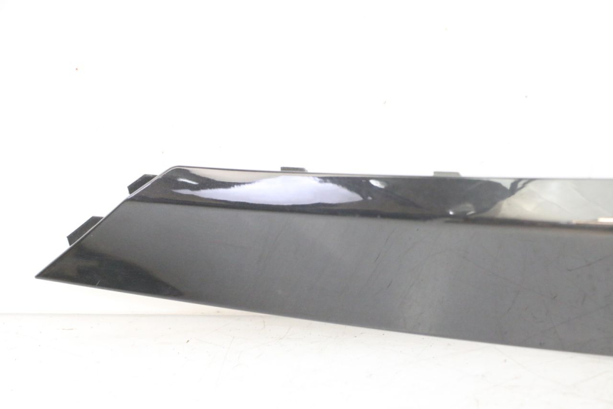 photo de PRAWA LISTWA BOCZNA MBK WAAP 125 (2008 - 2013) - Zbliżenie komponentów