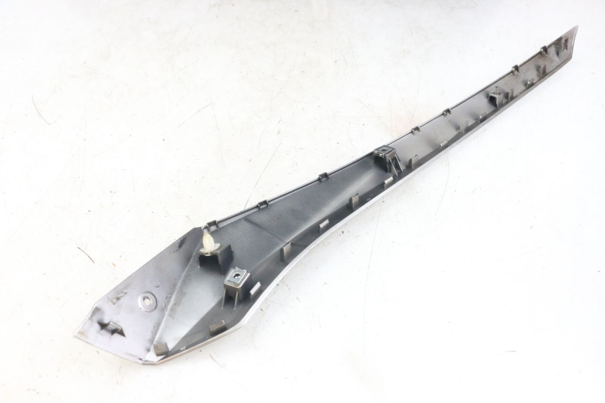 photo de PRAWA LISTWA BOCZNA YAMAHA XMAX X-MAX ABS 125 (2017 - 2020) - Szczegół części