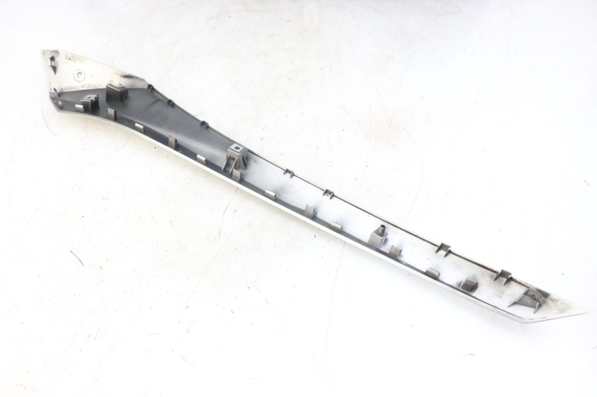 photo de PRAWA LISTWA BOCZNA YAMAHA XMAX X-MAX ABS 125 (2017 - 2020) - Zoom stanu zużycia