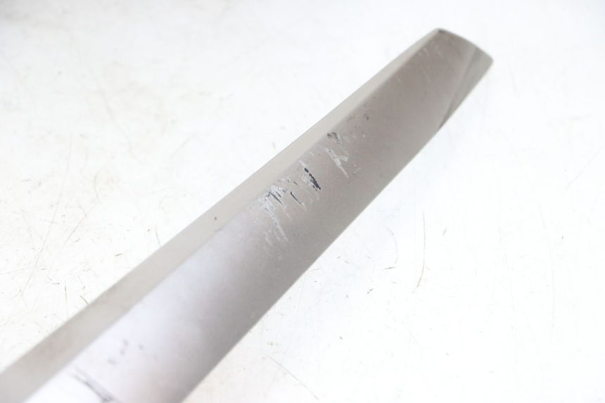 photo de PRAWA LISTWA BOCZNA YAMAHA XMAX X-MAX ABS 125 (2017 - 2020) - Zbliżenie techniczne