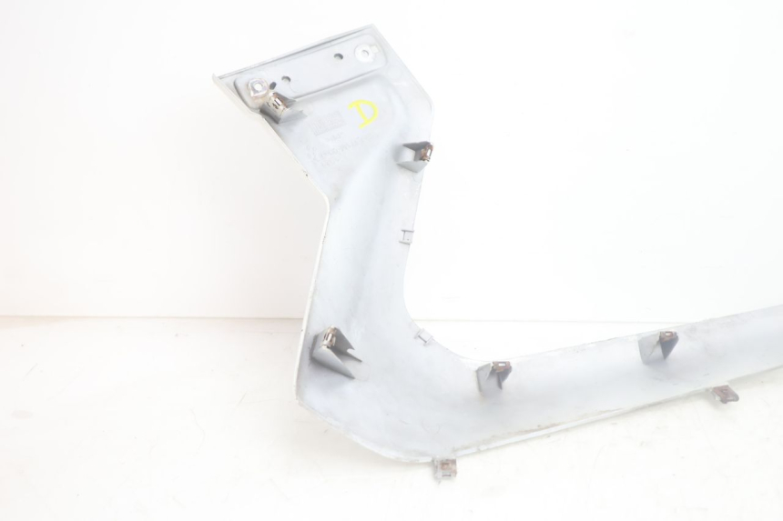 photo de PRAWA LISTWA BOCZNA YAMAHA XMAX X-MAX 125 (2006 - 2009) - Stan powierzchni