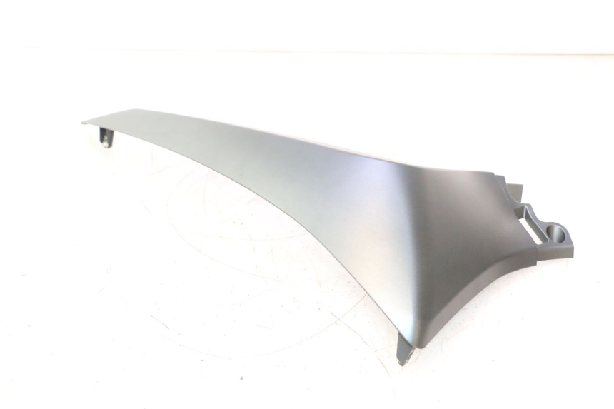 photo de PRAWA LISTWA BOCZNA YAMAHA X-MAX XMAX 125 (2010 - 2013) - Zbliżenie techniczne