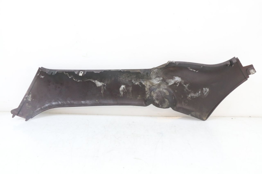 photo de PRAWA LISTWA BOCZNA PIAGGIO X8 125 (2004 - 2007) - Zbliżenie techniczne