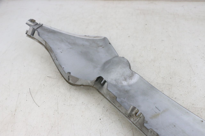 photo de PRAWA LISTWA BOCZNA PIAGGIO X8 125 (2004 - 2007) - Zoom stanu zużycia