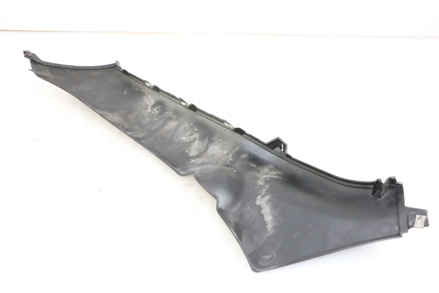 photo de PRAWA LISTWA NADWOZIA PIAGGIO XEVO - X EVO 125 (2007 - 2017) - Zoom stanu zużycia