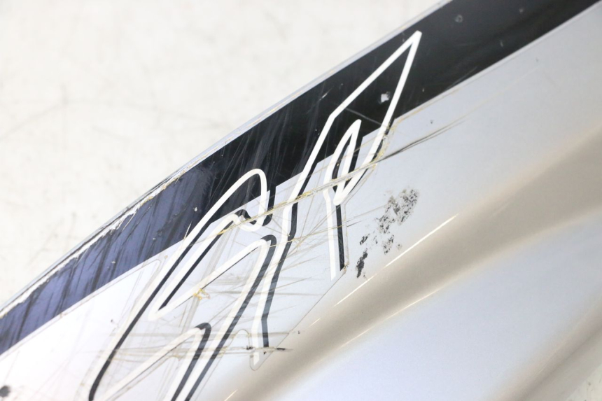 photo de PRAWA LISTWA BOCZNA YAMAHA YP MAJESTY 125 (2002 - 2006) - Zoom stanu zużycia