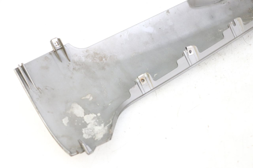 photo de LEWY PROG WZMACNIAJĄCY KAROSERIĘ PIAGGIO MP3 LT 300 (2010 - 2016) - Zbliżenie techniczne