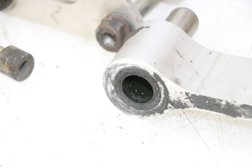 photo de ŁĄCZNIK AMORTYZATORA HONDA CBR RR FIREBLADE 900 (1992 - 1994) - Zbliżenie techniczne