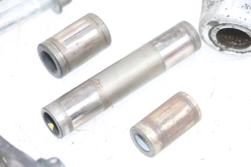 photo de ŁĄCZNIK AMORTYZATORA SUZUKI DL V STROM 1000 (2002 - 2007) - Zbliżenie techniczne