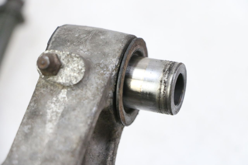 photo de ŁĄCZNIK AMORTYZATORA KAWASAKI ZR7 ZR-7 S 750 (1999 - 2004) - Zbliżenie techniczne