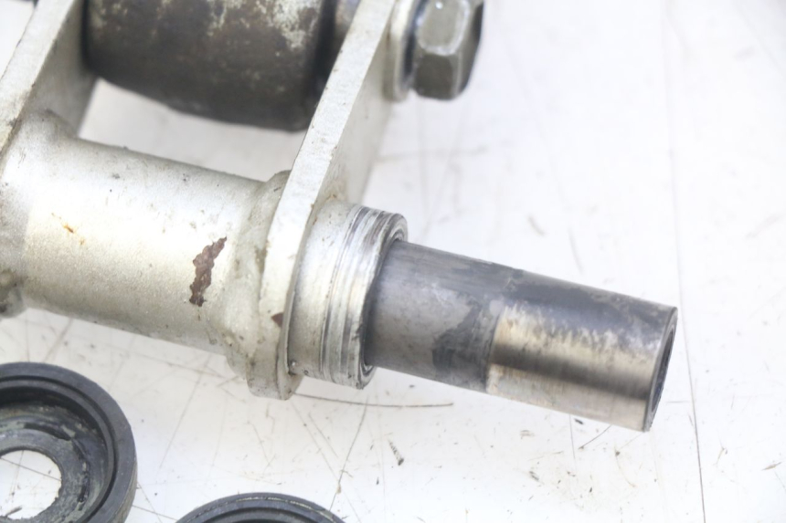 photo de ŁĄCZNIK AMORTYZATORA YAMAHA TTR 125 (2000 - 2020) - Zbliżenie techniczne