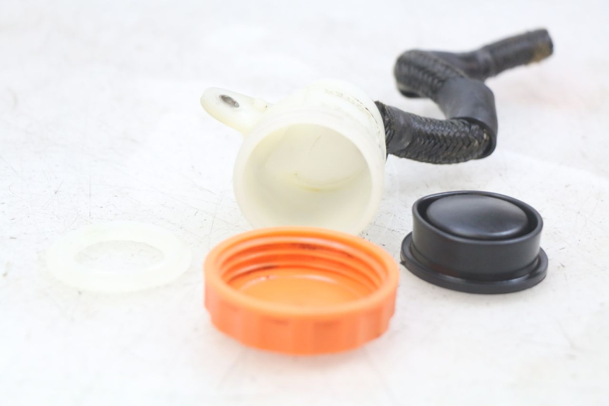 photo de ZBIORNIK PŁYNU HAMULCOWEGO HONDA CBR F SC21 1000 (1986 - 1992) - Inny kąt widzenia