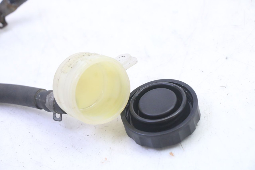 photo de ZBIORNIK PŁYNU HAMULCOWEGO TRIUMPH SPRINT 900 (1995 - 1998) - Zbliżenie techniczne