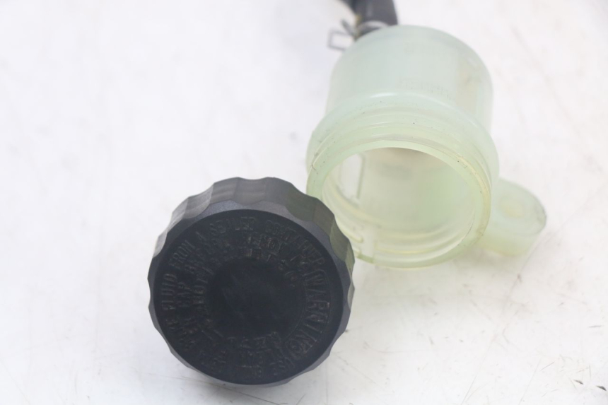 photo de ZBIORNIK PŁYNU HAMULCOWEGO YAMAHA TDM ABS 900 (2002 - 2014) - Inny kąt widzenia