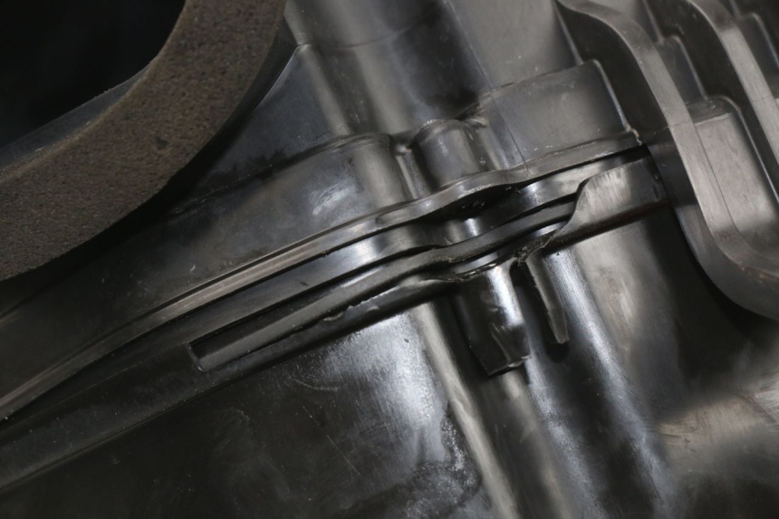 photo de OBUDOWA FILTRA POWIETRZA SUZUKI GSX-R GSXR 600 (2001 - 2003) - Zoom stanu zużycia