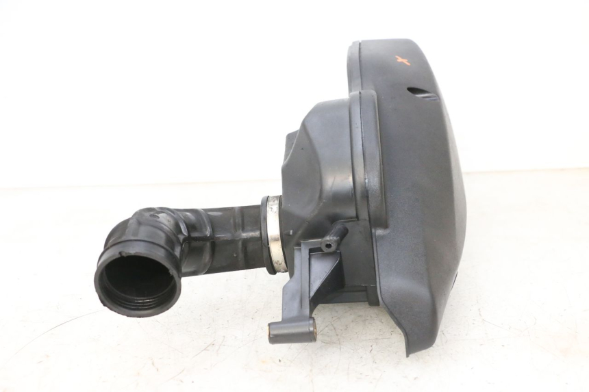 photo de OBUDOWA FILTRA POWIETRZA PIAGGIO MP3 HPE 300 (2019 - 2026) - Zbliżenie techniczne