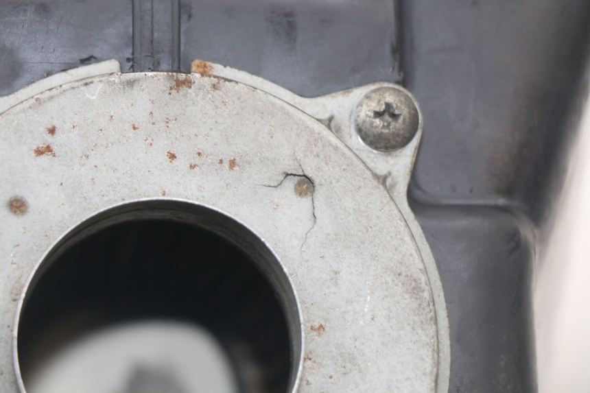 photo de OBUDOWA FILTRA POWIETRZA SUZUKI GS F 500 (2004 - 2007) - Zbliżenie techniczne