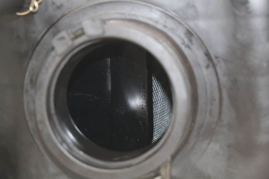 photo de OBUDOWA FILTRA POWIETRZA SUZUKI SV N 650 (1999 - 2002) - Zbliżenie techniczne