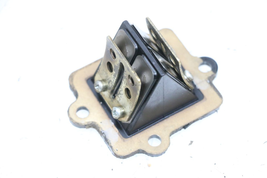 photo de OBUDOWA ZAWORÓW KANAŁOWYCH YAMAHA NEO'S NEOS 2T 50 (1998 - 2007) - Zbliżenie techniczne