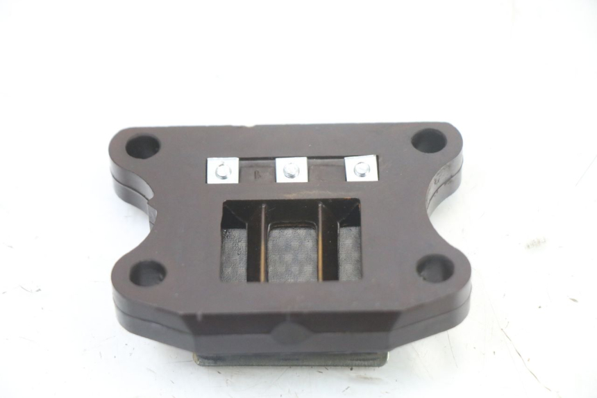 photo de OBUDOWA ZAWORÓW KANAŁOWYCH PEUGEOT TKR TREKKER FURIOUS 50 (2005 - 2014) - Inny kąt widzenia