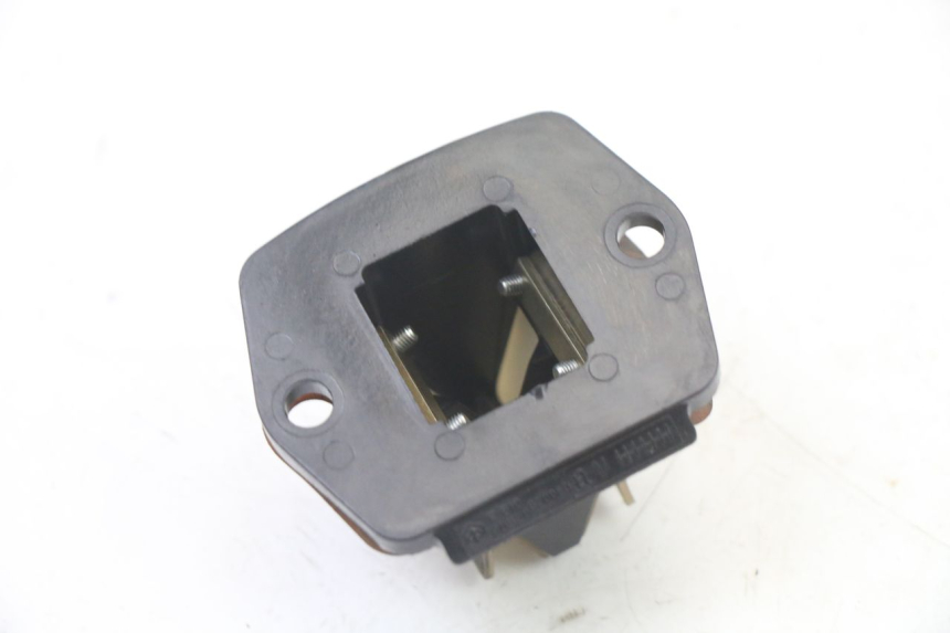 photo de OBUDOWA ZAWORÓW KANAŁOWYCH PIAGGIO FLY 2T 50 (2004 - 2017) - Inny kąt widzenia