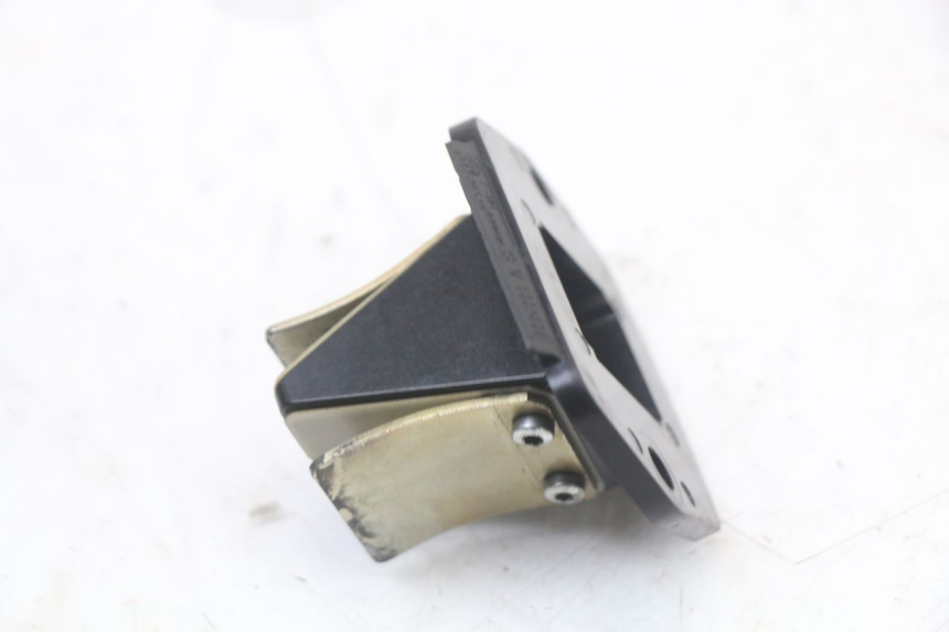 photo de OBUDOWA ZAWORÓW KRZYWKOWYCH PIAGGIO VESPA LX 2T 50 (2005 - 2013) - Inny kąt widzenia