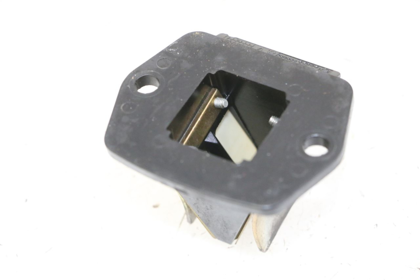 photo de OBUDOWA ZAWORÓW KANAŁOWYCH PIAGGIO VESPA S 2T 50 (2007 - 2014) - Inny kąt widzenia