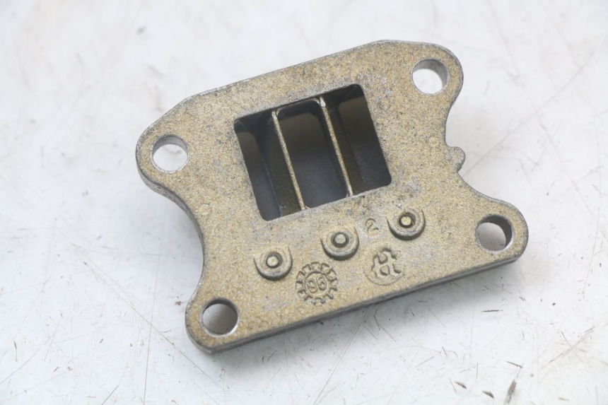 photo de OBUDOWA ZAWORÓW PRZEPUSTNICY PEUGEOT SPEEDFIGHT 100 (1997 - 2007) - Inny kąt widzenia