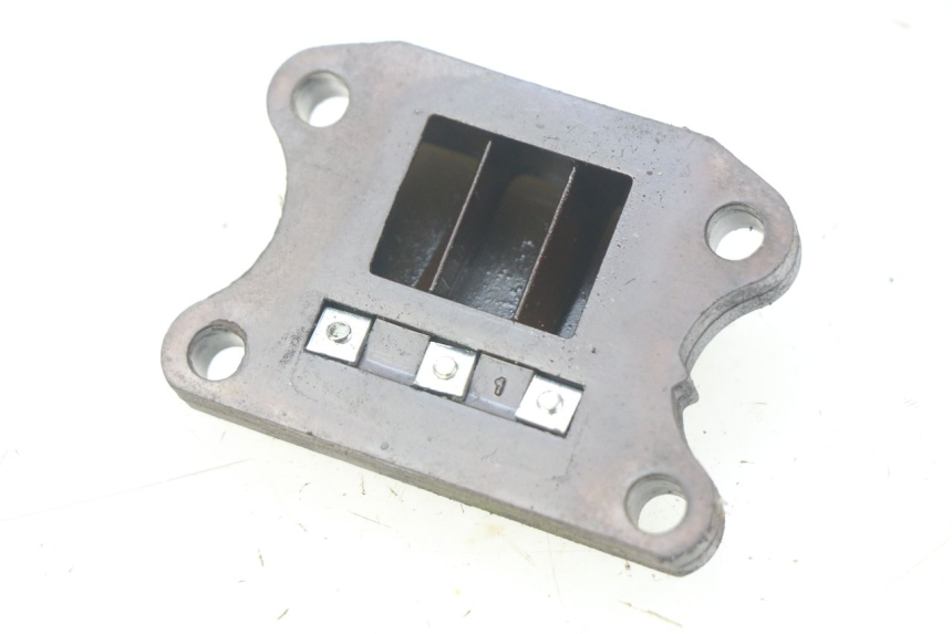 photo de OBUDOWA ZAWORÓW KANAŁOWYCH PEUGEOT TKR TREKKER FURIOUS 50 (2005 - 2014) - Szczegół części