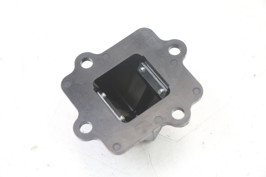 photo de OBUDOWA ZAWORÓW KRZYWKOWYCH YAMAHA AEROX 50 (1997 - 2006) - Inny kąt widzenia