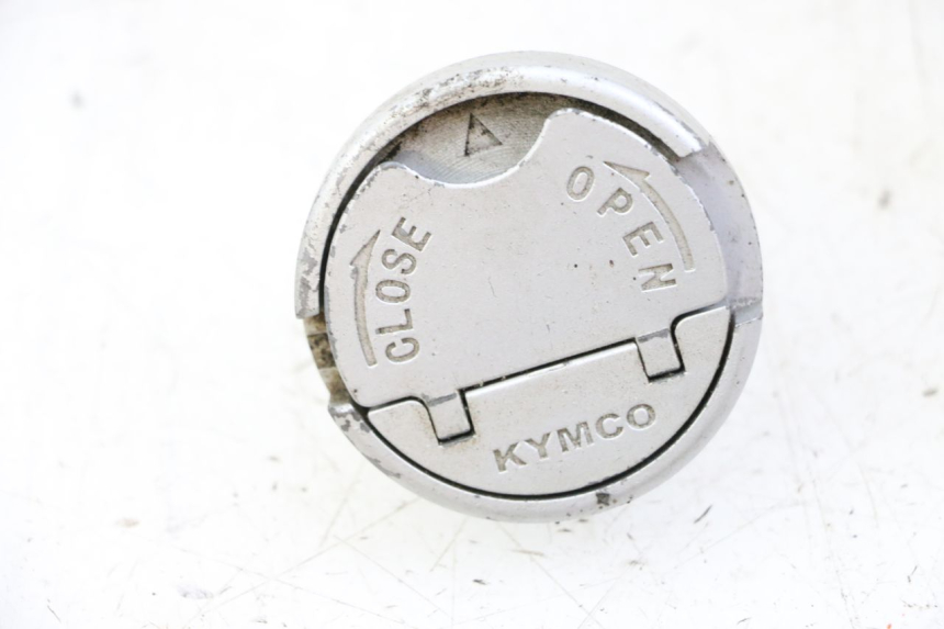photo de KOREK ZBIORNIKA PALIWA KYMCO AGILITY 4T 50 (2018 - 2022) - Zoom stanu zużycia