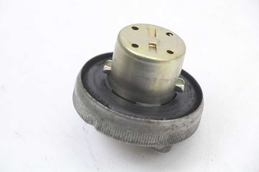 photo de KOREK ZBIORNIKA PALIWA HONDA FES PANTHEON 2T 125 (1998 - 2002) - Zoom stanu zużycia