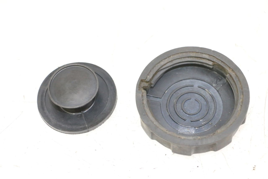 photo de KOREK ZBIORNIKA PALIWA PEUGEOT KISBEE 2T 50 (2010 - 2017) - Zoom stanu zużycia