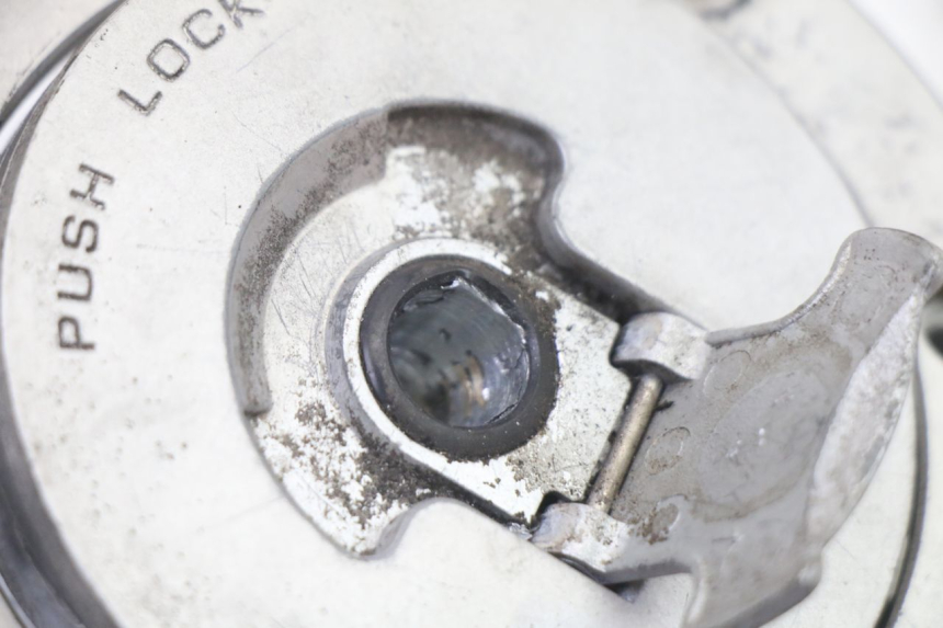 photo de KOREK ZBIORNIKA PALIWA HONDA NTV DEAUVILLE ABS 700 (2007 - 2016) - Zoom stanu zużycia