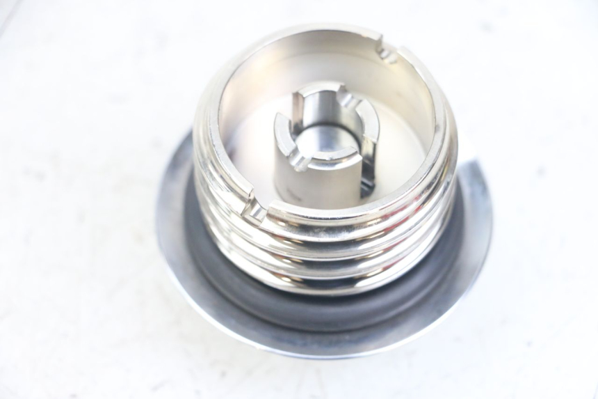 photo de KOREK ZBIORNIKA PALIWA HARLEY DAVIDSON SPORTSTER XL CUSTOM 1200 (2003 - 2004) - Szczegół części