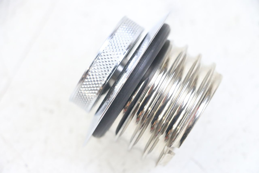 photo de KOREK ZBIORNIKA PALIWA HARLEY DAVIDSON SPORTSTER XL CUSTOM 1200 (2003 - 2004) - Inny kąt widzenia