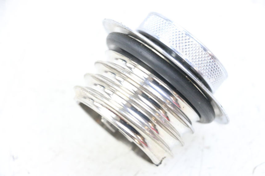 photo de KOREK ZBIORNIKA PALIWA HARLEY DAVIDSON SPORTSTER XL CUSTOM 1200 (2003 - 2004) - Zbliżenie techniczne