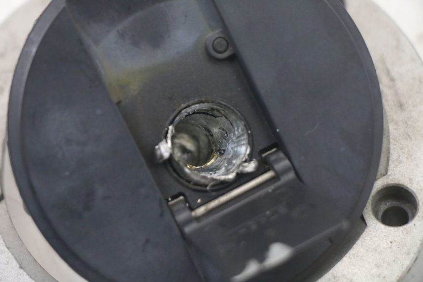 photo de KOREK ZBIORNIKA PALIWA SUZUKI GSX F GSXF 650 (2007 - 2015) - Zoom stanu zużycia