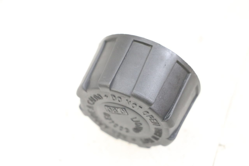 photo de KOREK ZBIORNIKA WYRÓWNAWCZEGO YAMAHA AEROX 2T 50 (2013 - 2017) - Zoom stanu zużycia