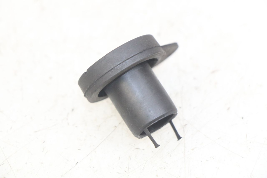 photo de KOREK ZBIORNIKA WYRÓWNAWCZEGO HONDA FES PANTHEON 125 (2003 - 2007) - Zoom stanu zużycia