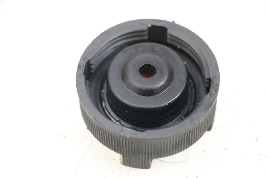 photo de KOREK ZBIORNIKA WYRÓWNAWCZEGO PEUGEOT GEOPOLIS RS 125 (2007 - 2009) - Szczegół części