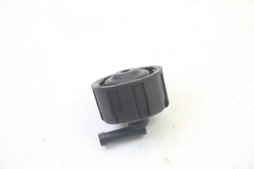 photo de KOREK ZBIORNIKA WYRÓWNAWCZEGO YAMAHA YP MAJESTY 125 (2007 - 2010) - Inny kąt widzenia