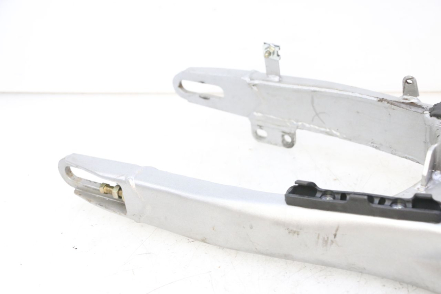 photo de wahacz tylnego zawieszenia APOLLO RFZ 150 - Zbliżenie techniczne